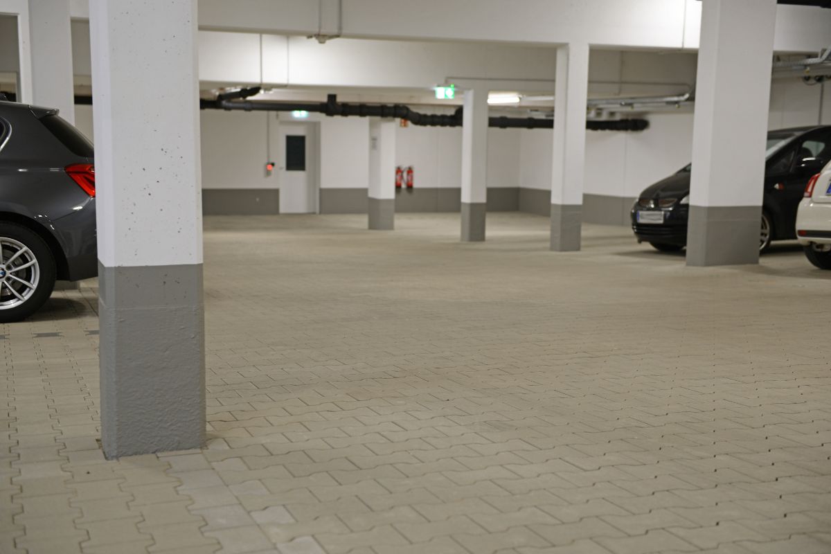MC-Proof protect je vhodný pro hydroizolaci základů a sloupů na zpevněných parkovištích a v podzemních garážích.